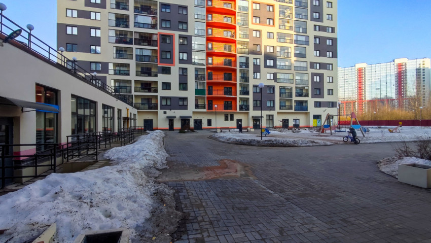 Двор жилого комплекса и фасад многоэтажного дома