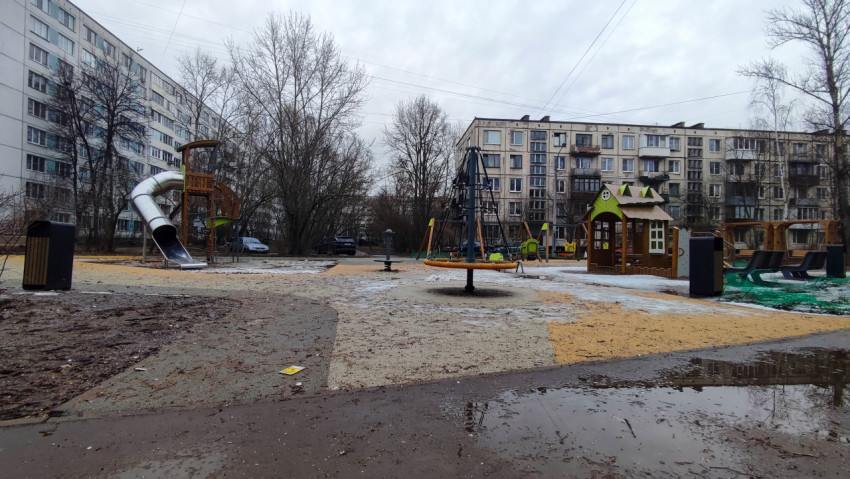 Новая игровая площадка между жилыми домами зимой