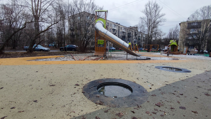 Детская площадка с заледенелым покрытием во дворе