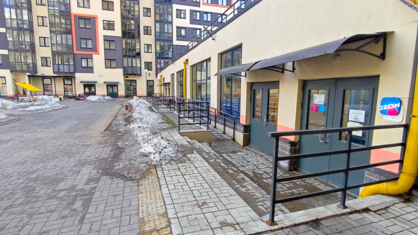 Коммерческие помещения на первом этаже жилого дома