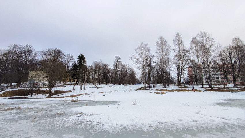 Замёрзший пруд и зимний городской пейзаж