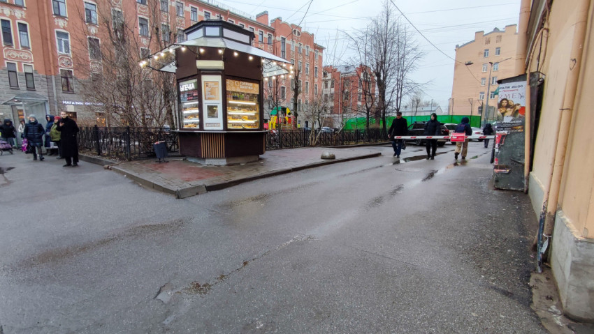 Киоск с выпечкой у жилых домов начала XX века