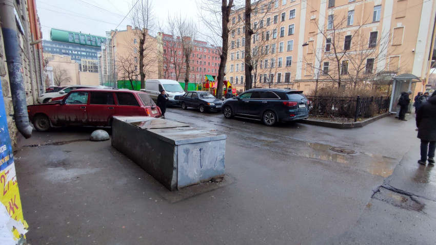 Автомобили и пешеходы во дворе исторических домов