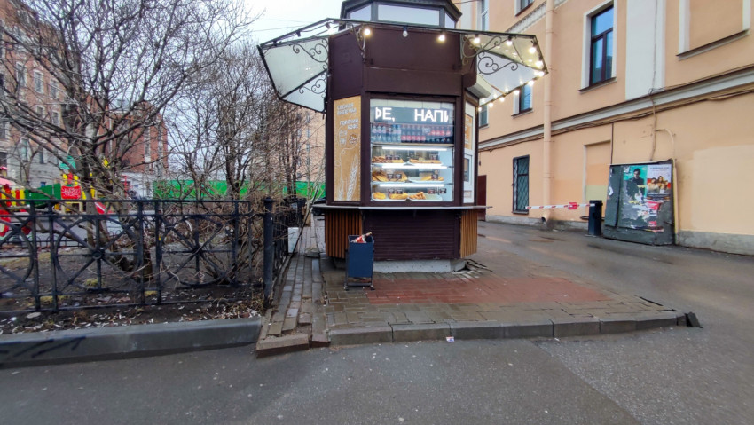 Киоск с выпечкой у проходного двора жилого квартала
