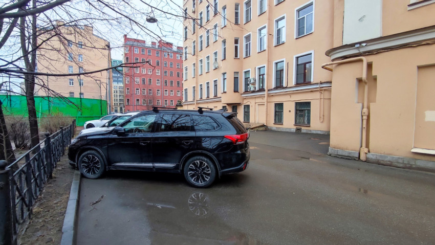 Парковка у жилого дома в историческом квартале Санкт-Петербурга