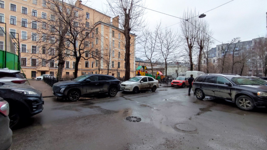 Перекрёсток дворовых проездов и парковочных зон