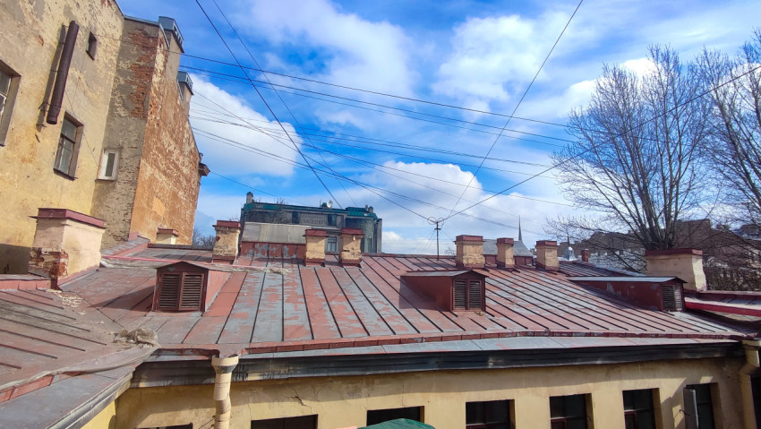 Старые металлические крыши жилых домов начала XX века