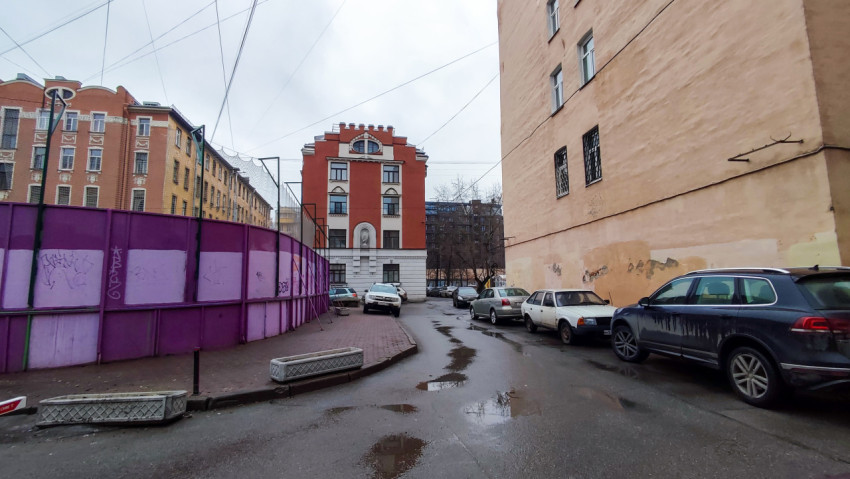 Улица между жилыми домами с фиолетовым ограждением