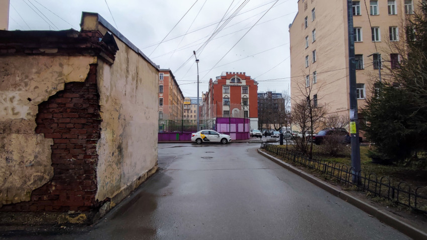 Вид на улицу через двор старого жилого квартала