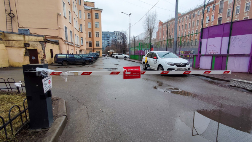 Въезд во двор с шлагбаумом и предупреждением о видеонаблюдении