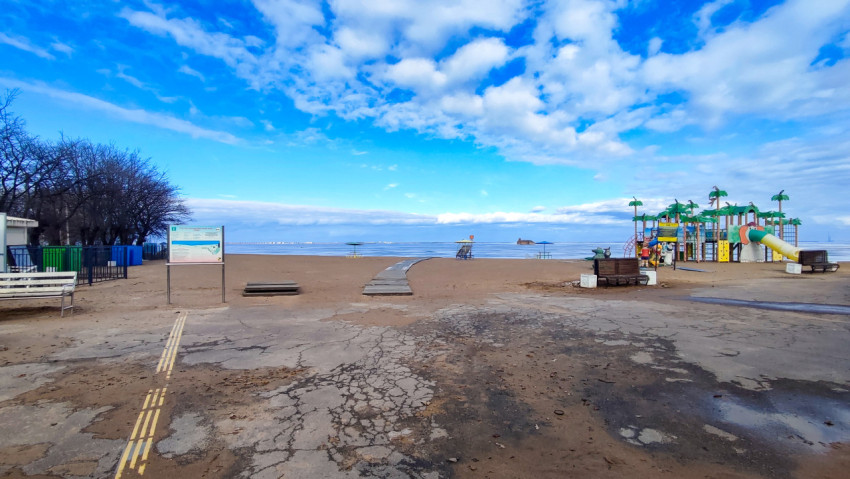 Пляж Кронштадта с видом на Финский залив и детскую площадку