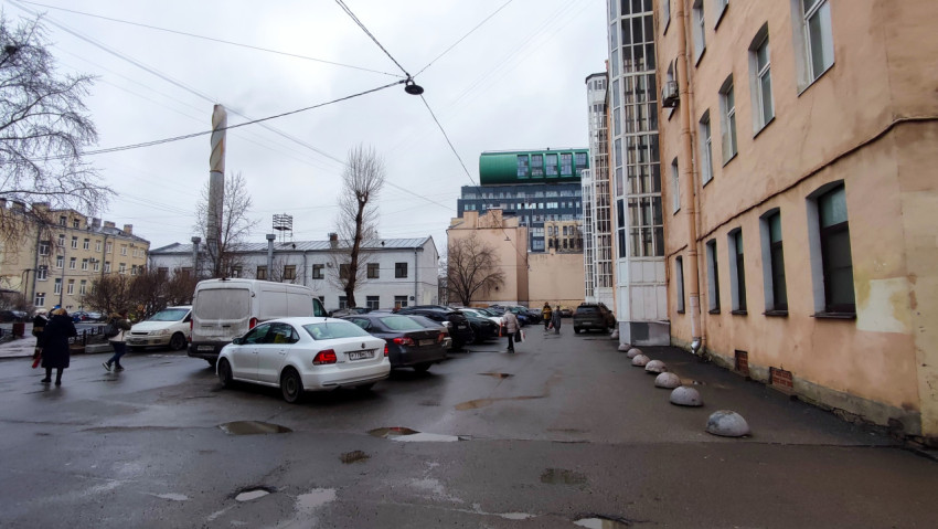 Городской двор с парковкой и жилыми домами