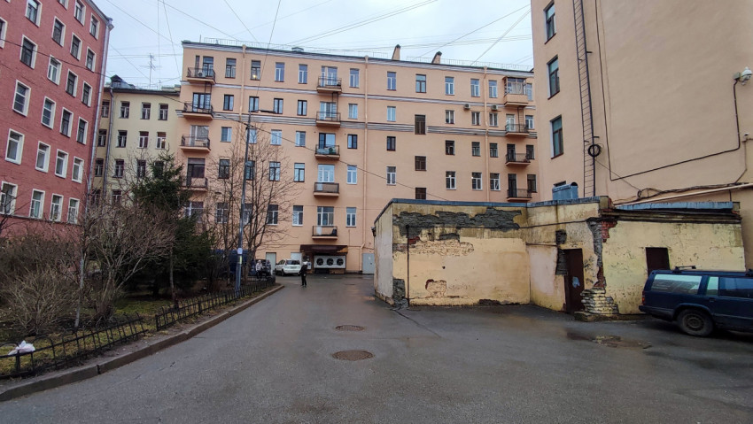 Двор старинного жилого квартала с хозяйственной постройкой