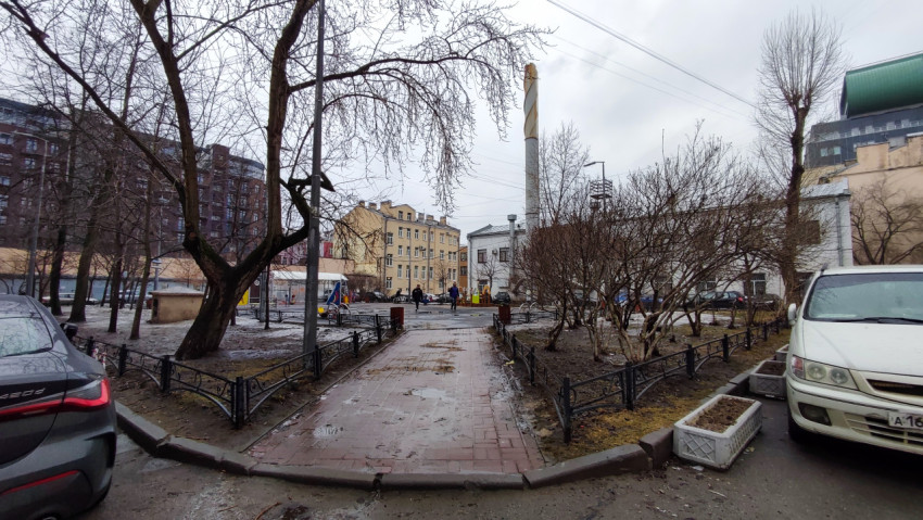 Вид на сквер с пешеходной дорожкой и жилыми домами