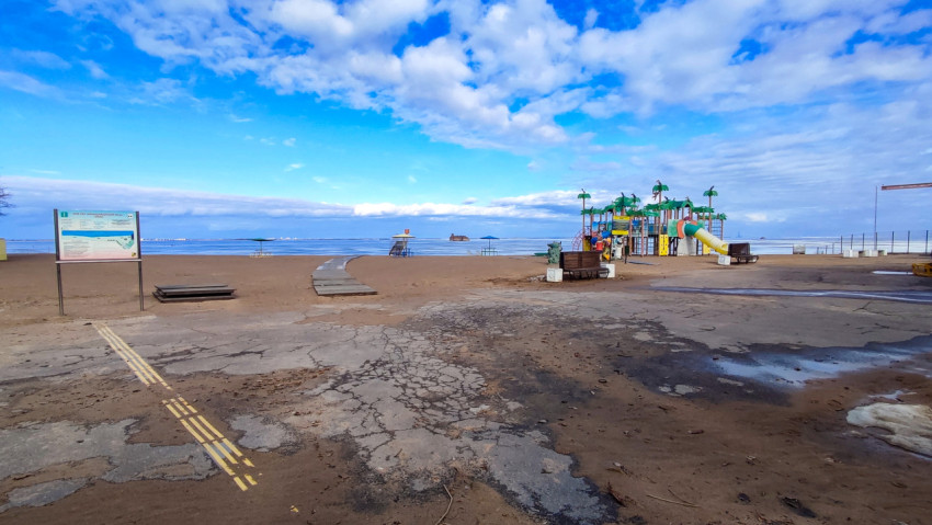 Пляжная зона Кронштадта с видом на укрепление и игровой площадкой