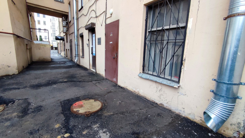 Узкий проход между домами в жилом квартале