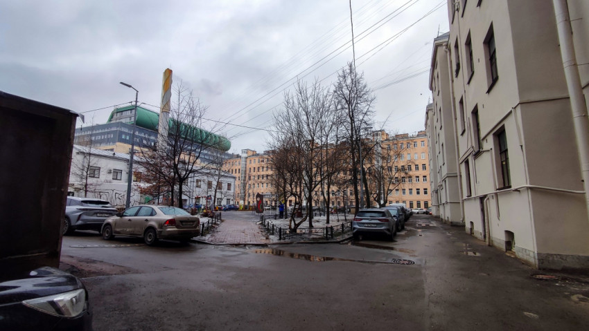 Двор с парковкой и жилыми домами в центре города