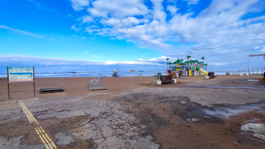 Городской пляж Кронштадта с информационным стендом