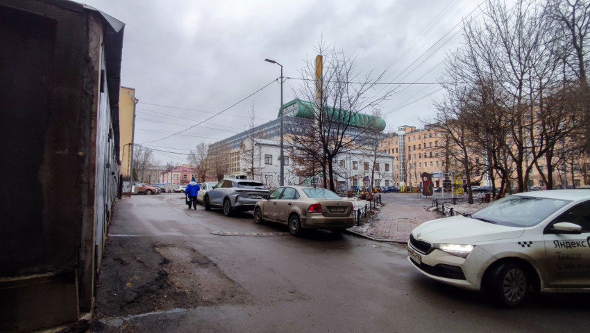 Въезд во двор с припаркованными автомобилями