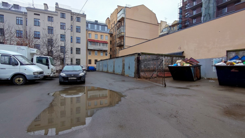 Парковка у гаражей и мусорных контейнеров во дворе