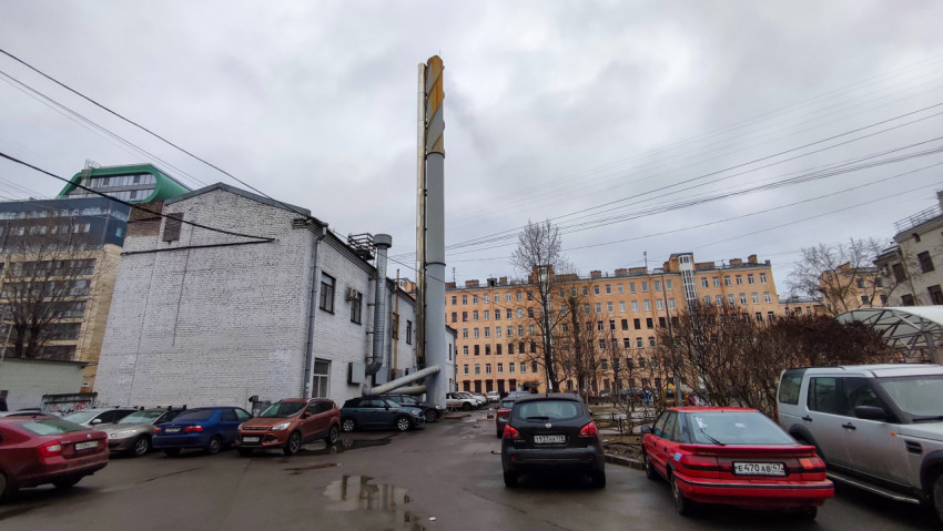 Ряд припаркованных автомобилей у трансформаторной подстанции