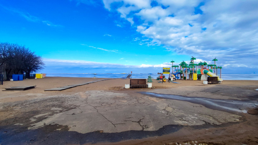 Пляж Кронштадта весной с видом на детскую площадку