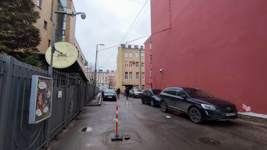 Улица между жилыми и административными зданиями