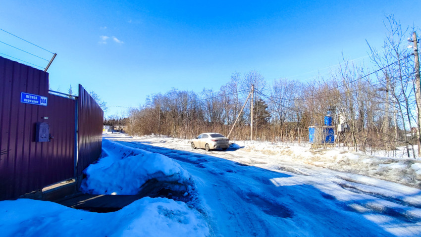 Улица частной застройки с видом на трансформаторную подстанцию