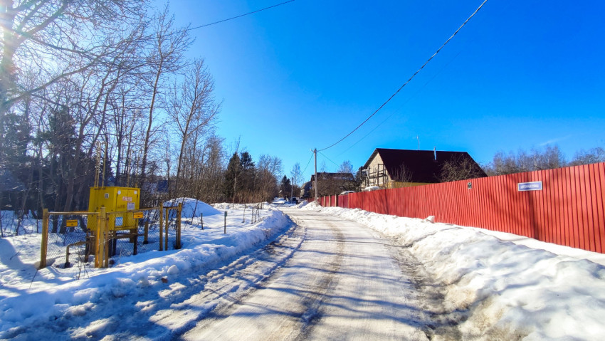 Газораспределительный шкаф на обочине загородной улицы
