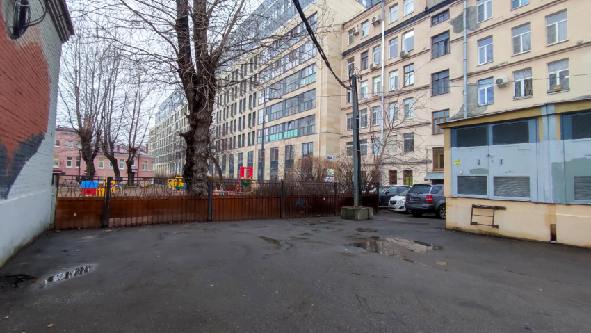 Внутренний двор с офисным зданием и жилыми домами