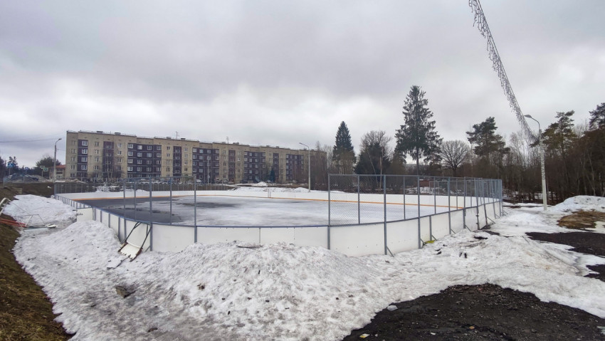 Ледовая площадка среди жилых домов в пасмурную погоду