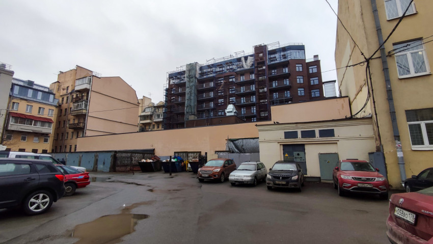 Городской двор с жилыми и хозяйственными постройками