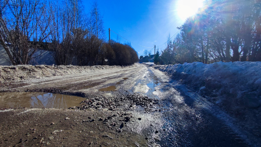 Просёлочная улица с колеями и снежными насыпями