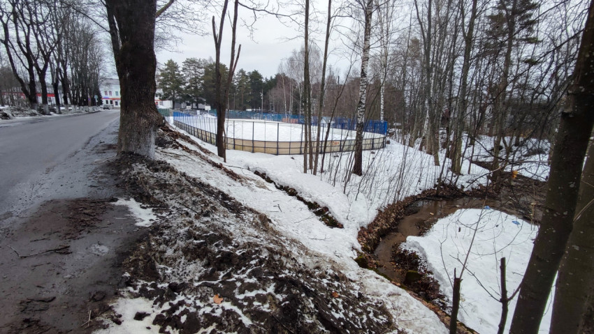 Зимний пейзаж с ледовой площадкой у дороги