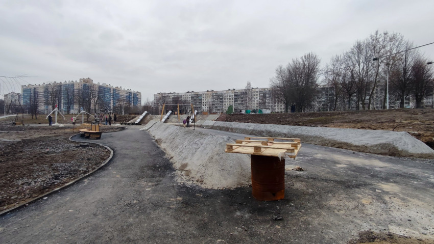 Новая детская площадка с бетонными элементами и металлическими горками