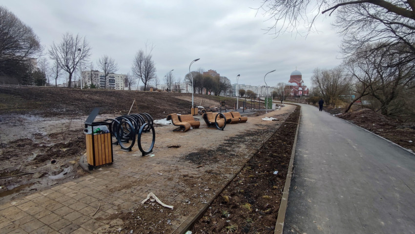 Скамейки и урны на аллее возле храма