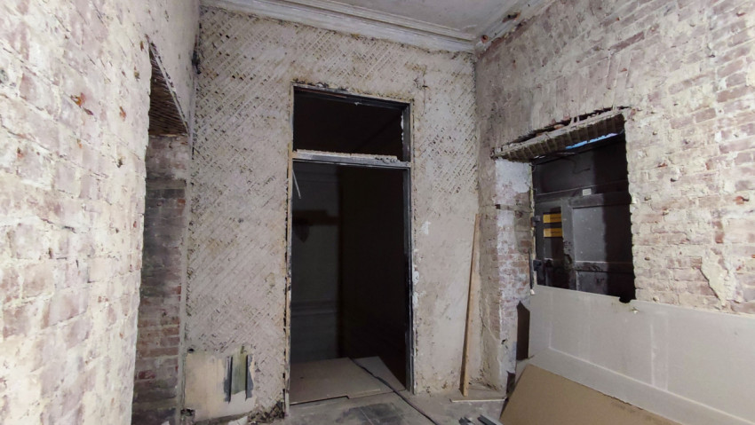 Кирпичные стены и проёмы в процессе реставрации здания