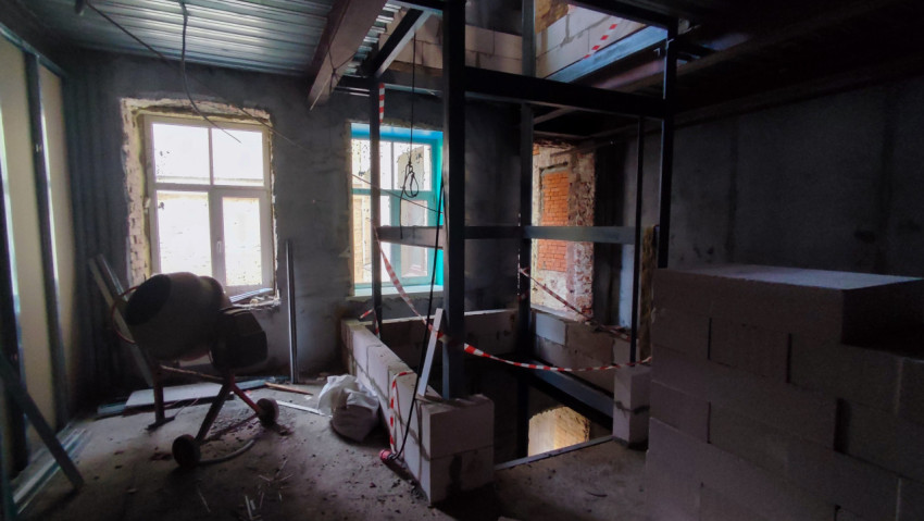 Внутренние строительные работы в кирпичном помещении