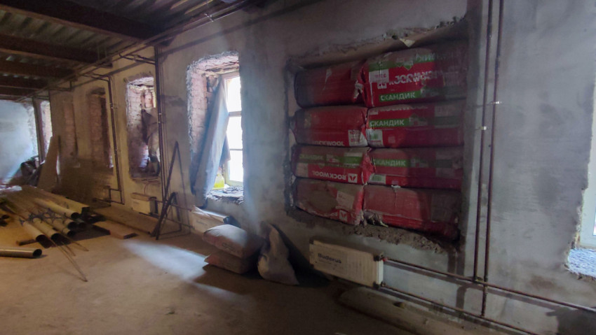 Хранение утеплителя в проёмах стен во время ремонта