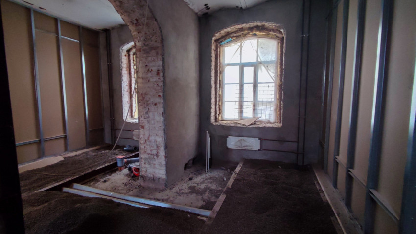 Помещение с аркой и восстановленными оконными проёмами