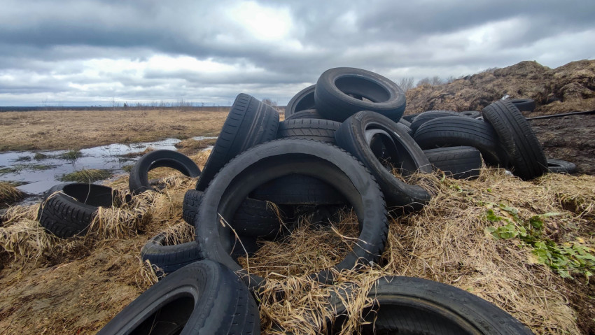 Силосное укрытие и шины у компостной массы на ферме