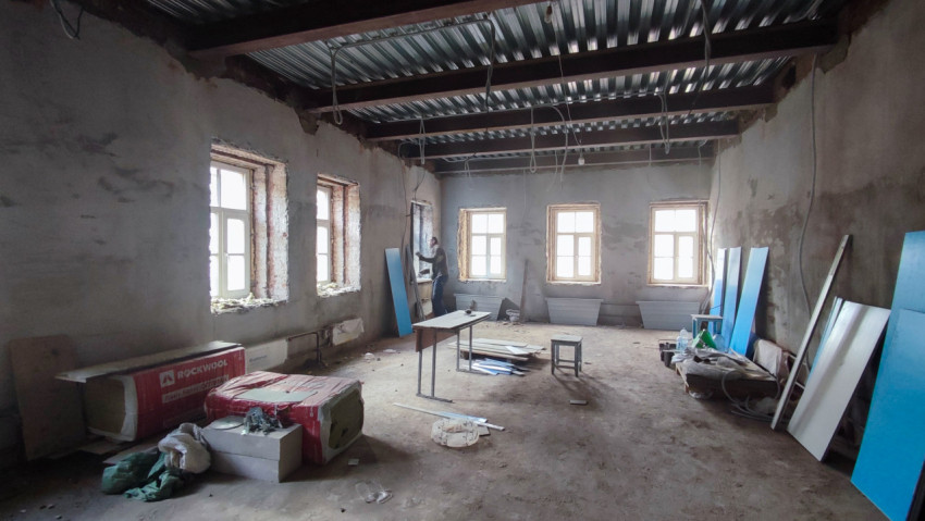 Помещение с металлическим потолком в процессе внутренней реставрации