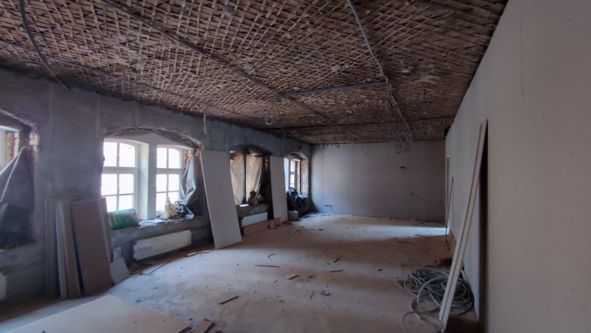 Помещение с арочными окнами и реставрацией потолка из драни