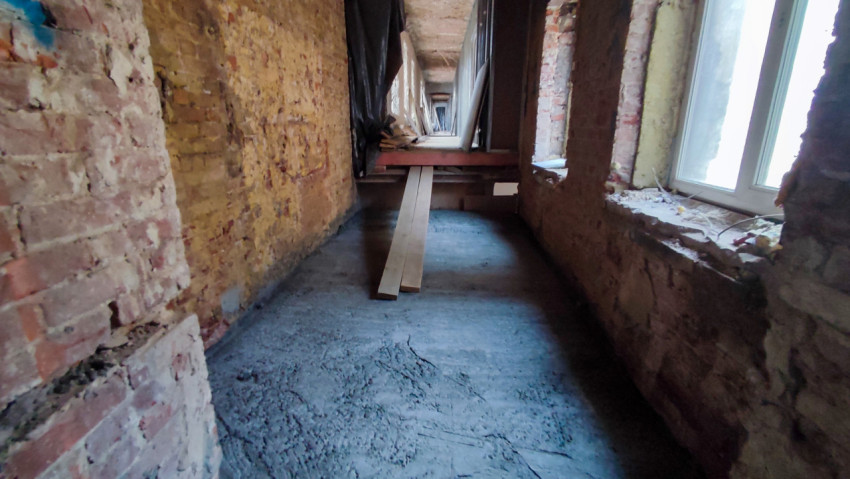 Кирпичный коридор старого здания в процессе реставрации