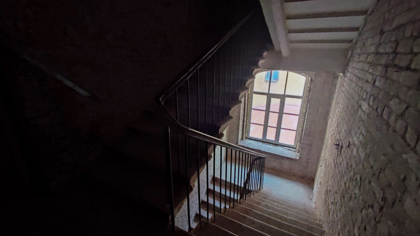 Винтовая лестница в старом кирпичном доме