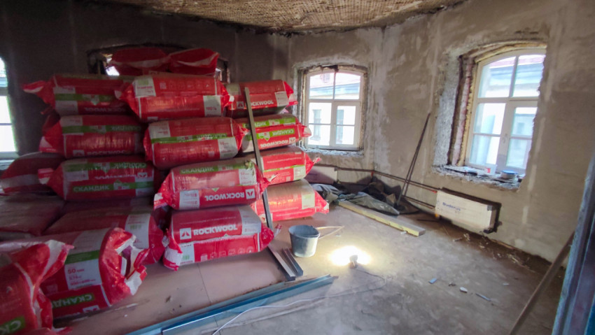 Угловая комната с утеплителем и упаковками Rockwool