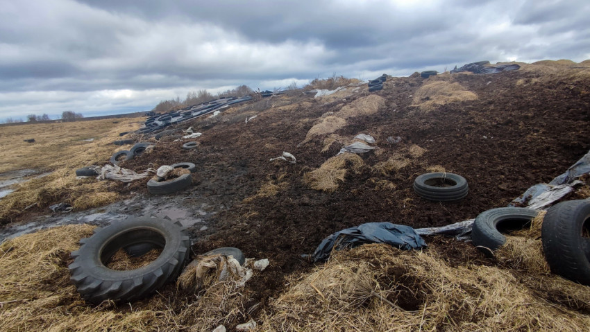 Свалка силосных остатков и шин на сельскохозяйственном поле
