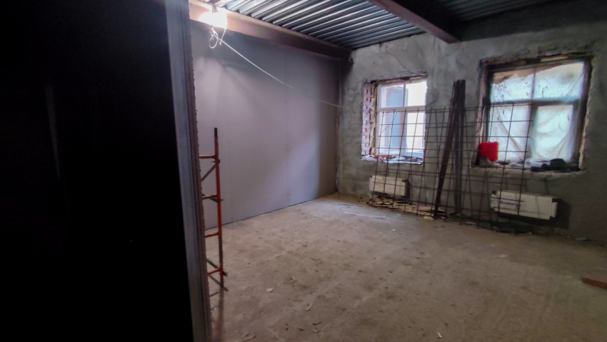 Помещение старого здания с новыми перегородками и строительными материалами