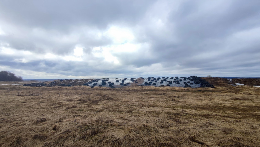 Силосная яма, покрытая пленкой и утяжелённая автомобильными шинами