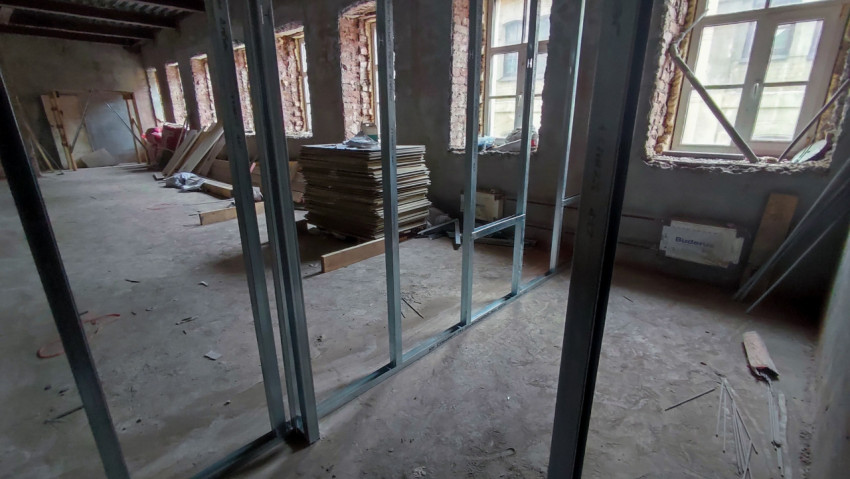 Каркас перегородок и окна в реставрируемом помещении